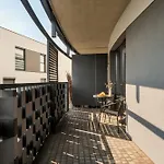 Subtle In With Parking Close To The Airport By Renters Appartamento *