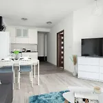 Subtle In With Parking Close To The Airport By Renters Appartement Poznań