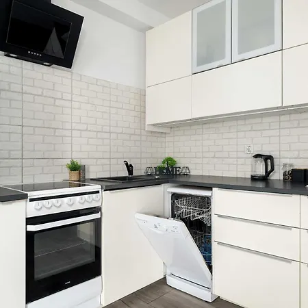 Subtle In With Parking Close To The Airport By Renters